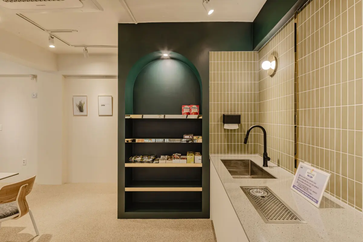 다크그린 아치 선반이 포인트인 오피스 팬트리